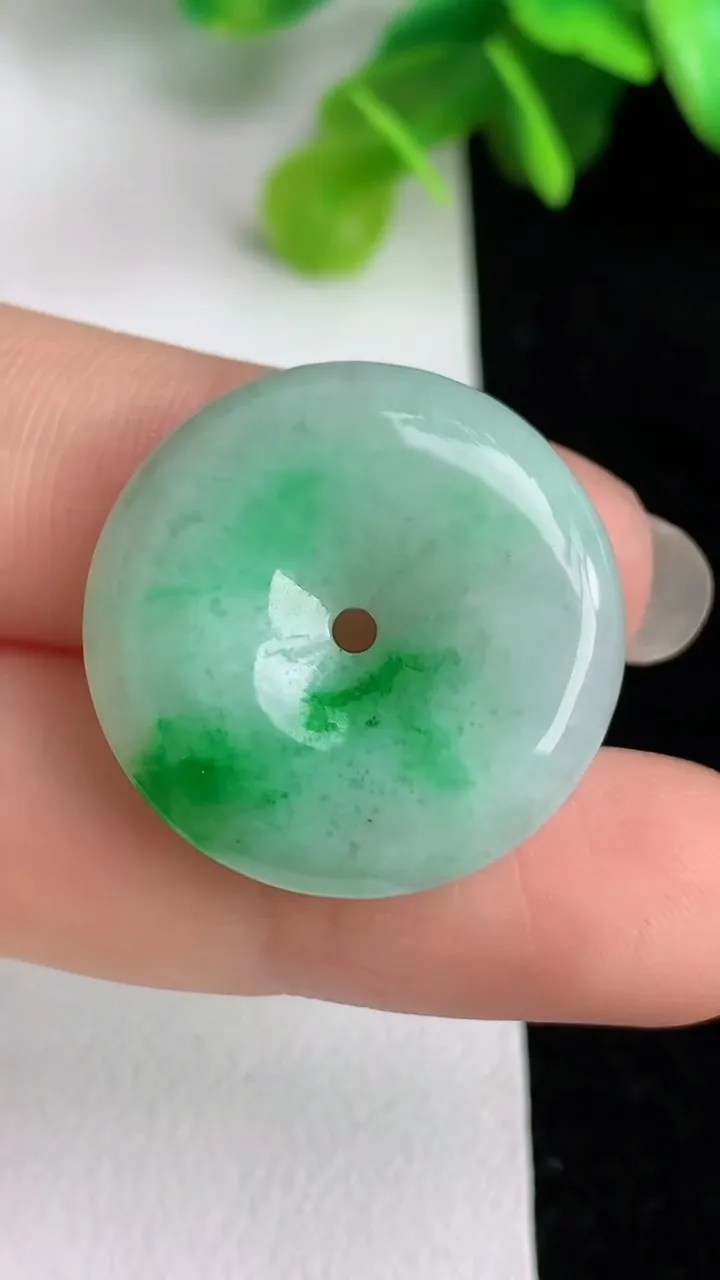 天然A货翡翠平安扣吊坠，尺寸24.3-5.2，重量:6.80g
5月31日