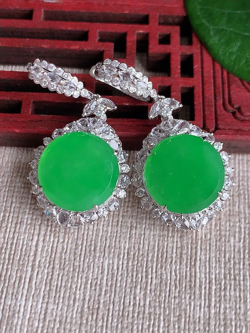 天然A货翡翠18K金伴钻镶嵌阳绿无事牌耳坠 尺寸13.5×9mm 重量10.20g 0530