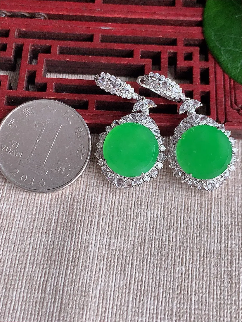 天然A货翡翠18K金伴钻镶嵌阳绿无事牌耳坠 尺寸13.5×9mm 重量10.20g 0530