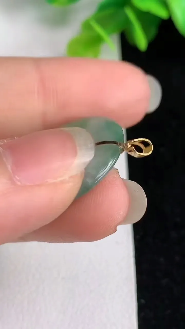 天然A货翡翠平安扣吊坠，尺寸21.4-3.3，重量:3.26g
5月31日