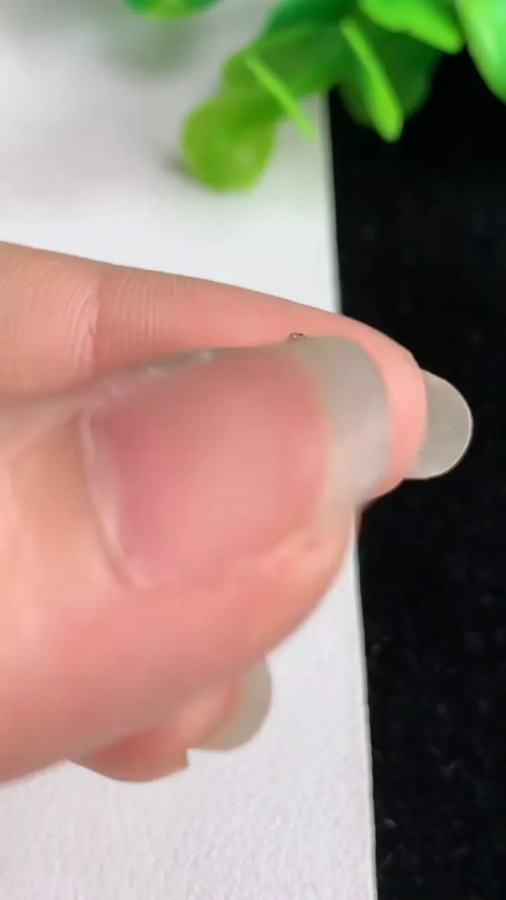 天然A货翡翠平安扣吊坠，尺寸21.4-3.3，重量:3.26g
5月31日