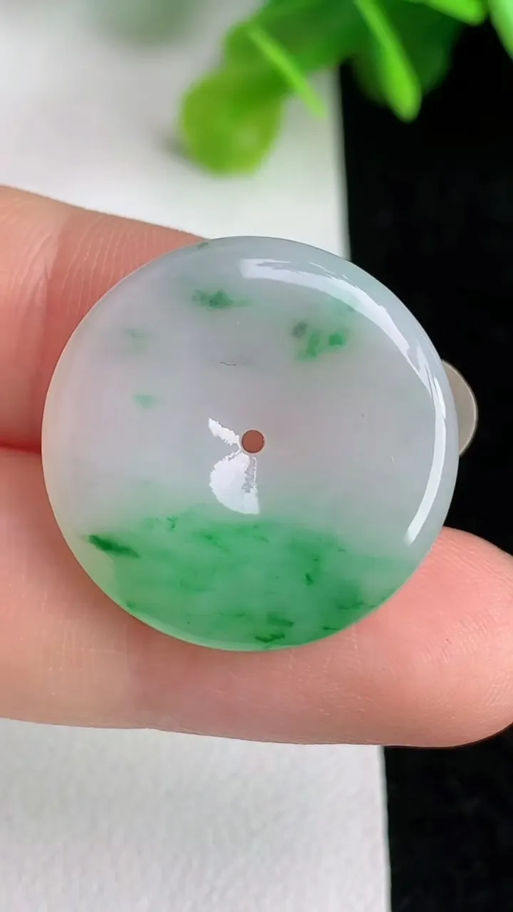 天然A货翡翠平安扣吊坠，尺寸23.2-3.4，重量:4.40g
5月31日