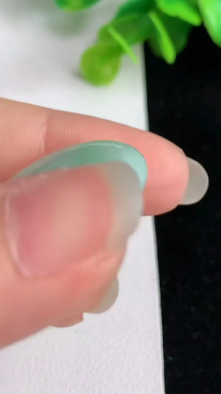 天然A货翡翠平安扣吊坠，尺寸24.3-5.2，重量:6.80g
5月31日