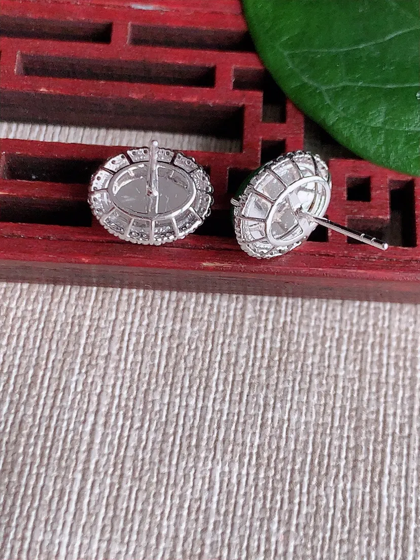 天然A货翡翠18K金伴钻镶嵌满绿蛋面耳钉 尺寸9.6×7mm 重量2.58g 0530