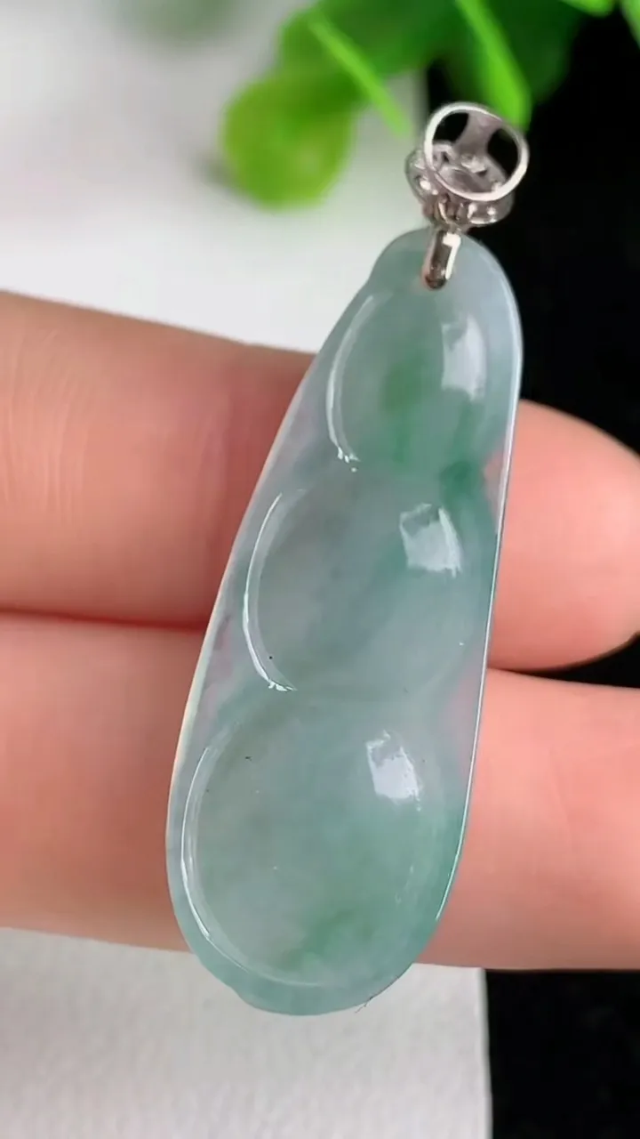 天然A货翡翠福豆吊坠，尺寸36-13.2-6，重量:5.12g
5月31日