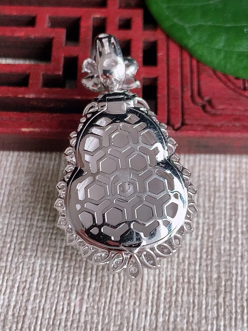 天然A货翡翠18K金伴飘绿葫芦吊坠尺寸37.2×20.2×12.5裸石20.2×16m量9.00g 0530