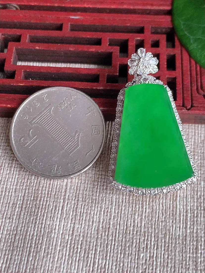 天然A货翡翠18K金伴满绿无事牌吊坠尺寸37×22.2×10裸石25.2×19.6m量7.90g 0530