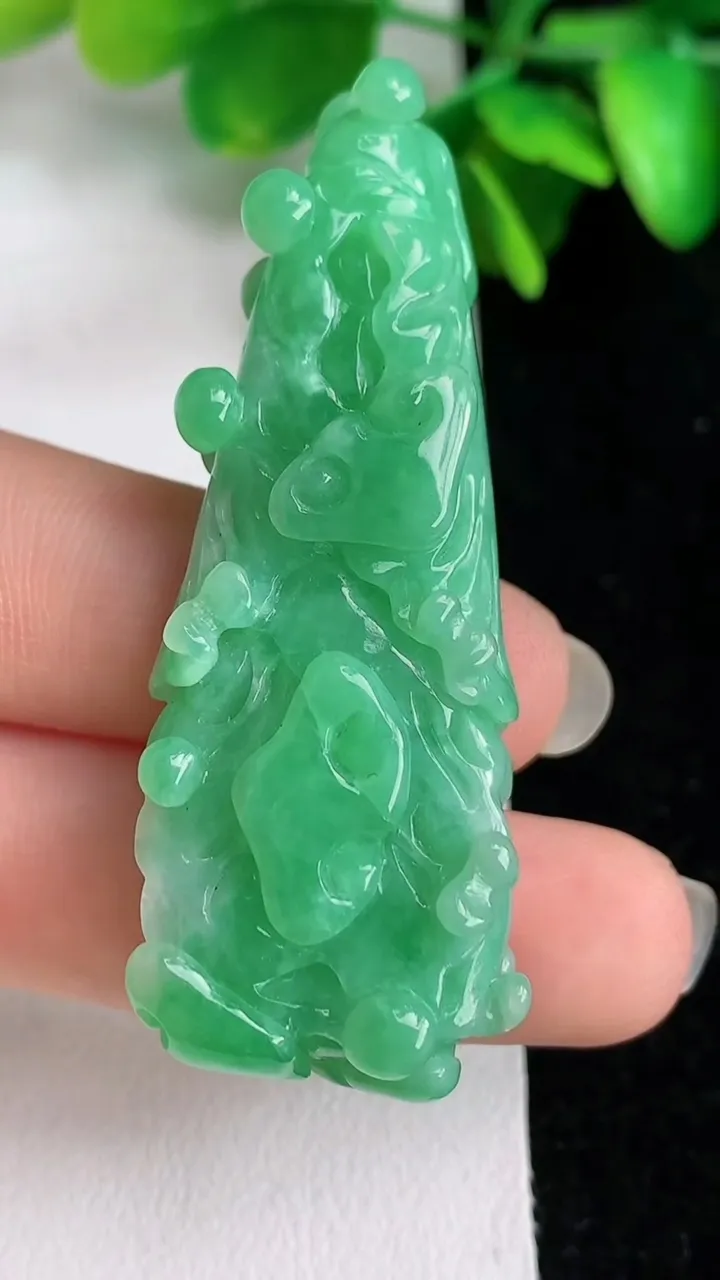 天然A货翡翠白菜吊坠，尺寸 55.4-19.7-11，重:20.12g
5月31日