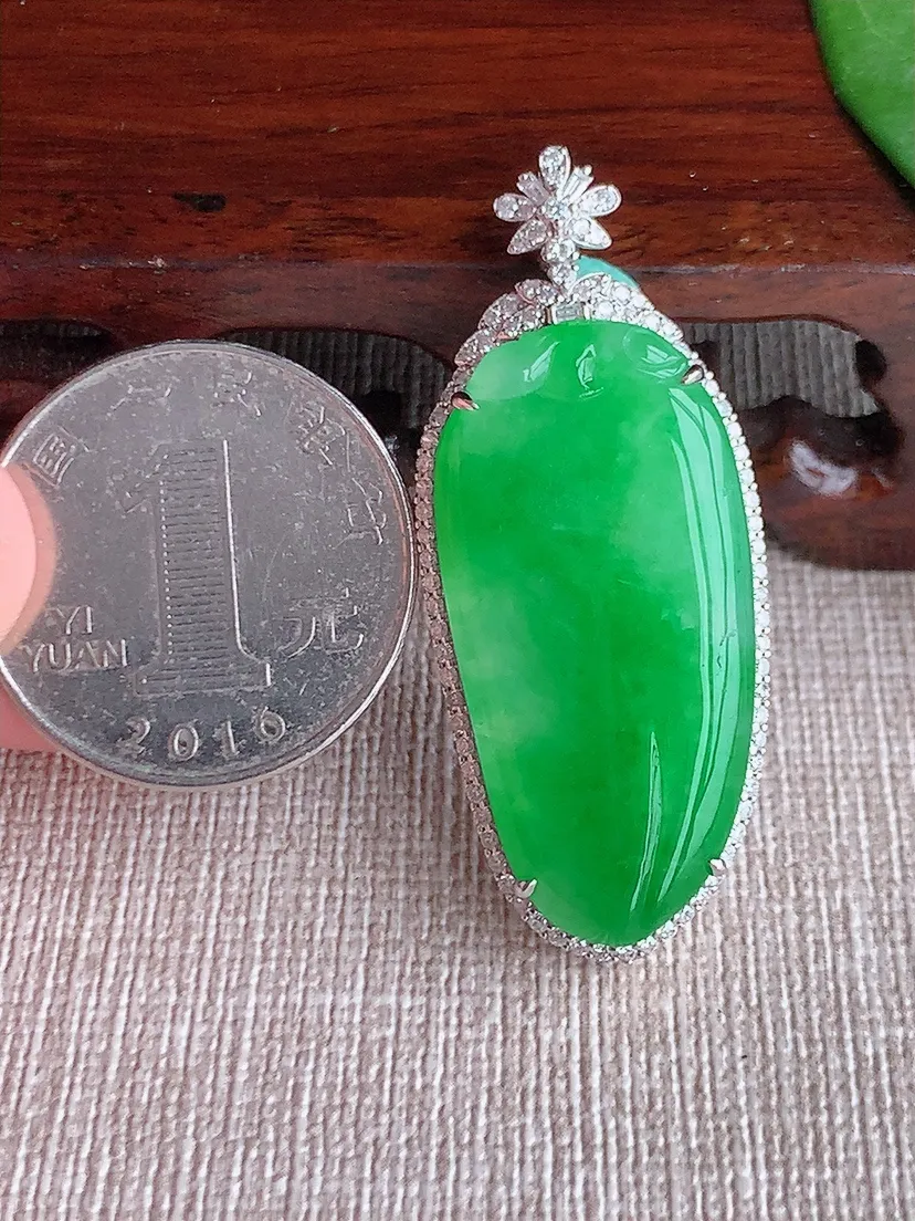 天然A货翡翠18K金伴阳绿福瓜吊坠尺寸44×18.3×7.5裸石33×16m量8.73g 0530