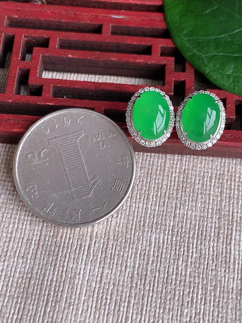 天然A货翡翠18K金伴钻镶嵌满绿蛋面耳钉 尺寸9.6×7mm 重量2.58g 0530