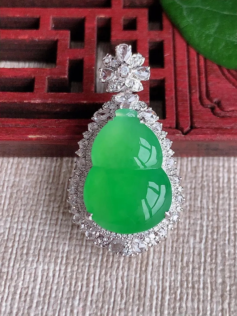 天然A货翡翠18K金伴阳绿葫芦吊坠尺寸30.7×17×11裸石17×12m量5.26g 0530
