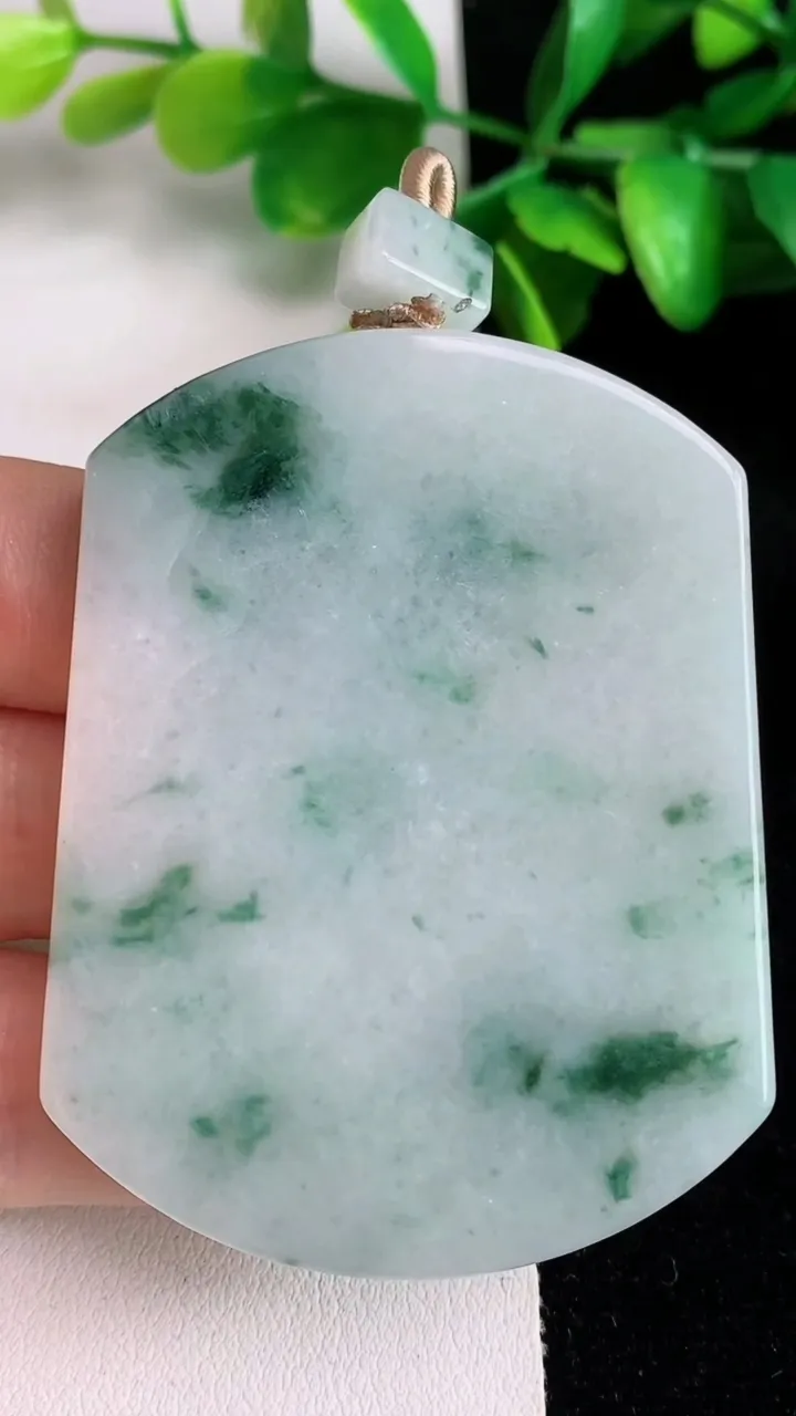天然A货翡翠飘花无事牌吊坠，尺寸58.2-45.2-5.7，重量:47.00g
5月31日