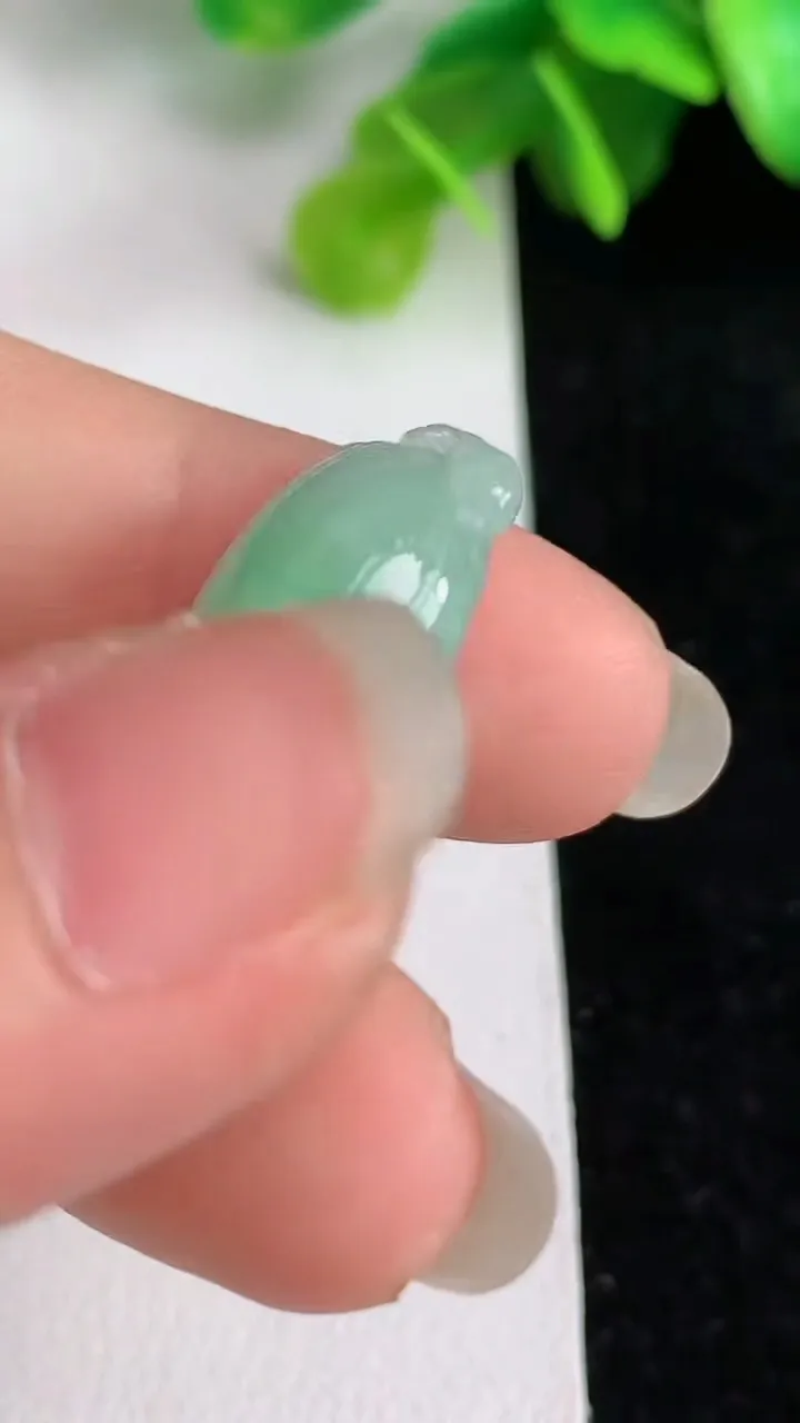 天然A货翡翠福瓜吊坠，尺寸28.7-12-8，重量:6.06g
5月31日