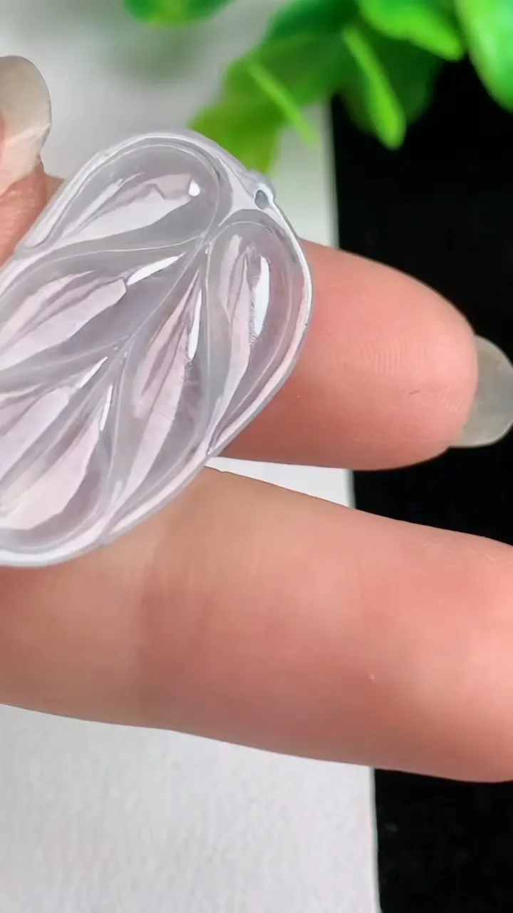 天然A货翡翠白冰金枝玉叶 叶子吊坠，尺寸28.5-17.5-3.5，重量:3.55g
5月31日