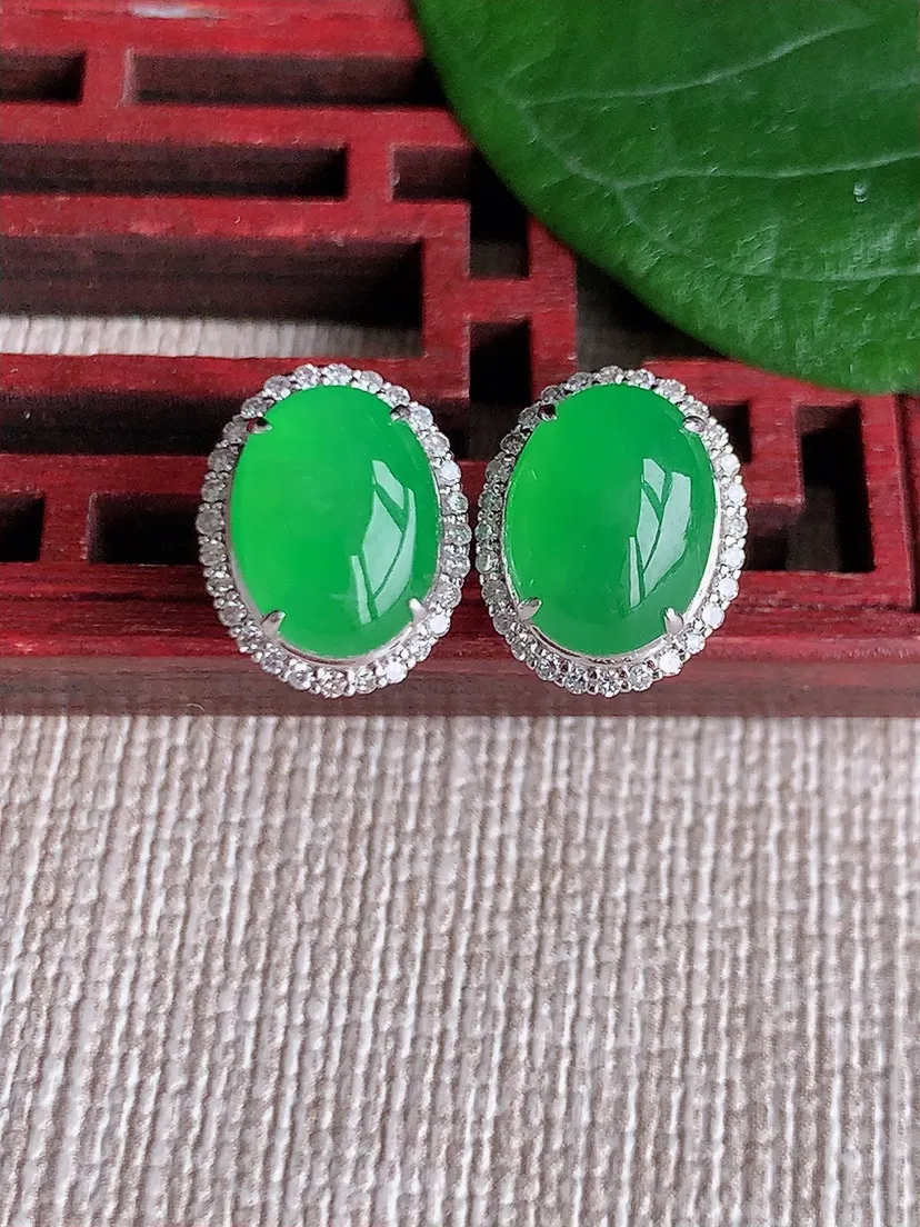 天然A货翡翠18K金伴钻镶嵌满绿蛋面耳钉 尺寸9.6×7mm 重量2.58g 0530