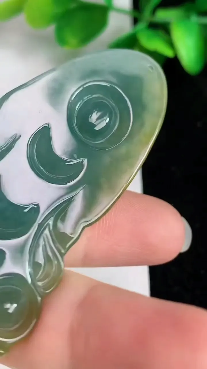 天然A货翡翠蓝水双彩观音菩萨吊坠，尺寸 66-34.7-7.6，重:23.85g
5月31日
