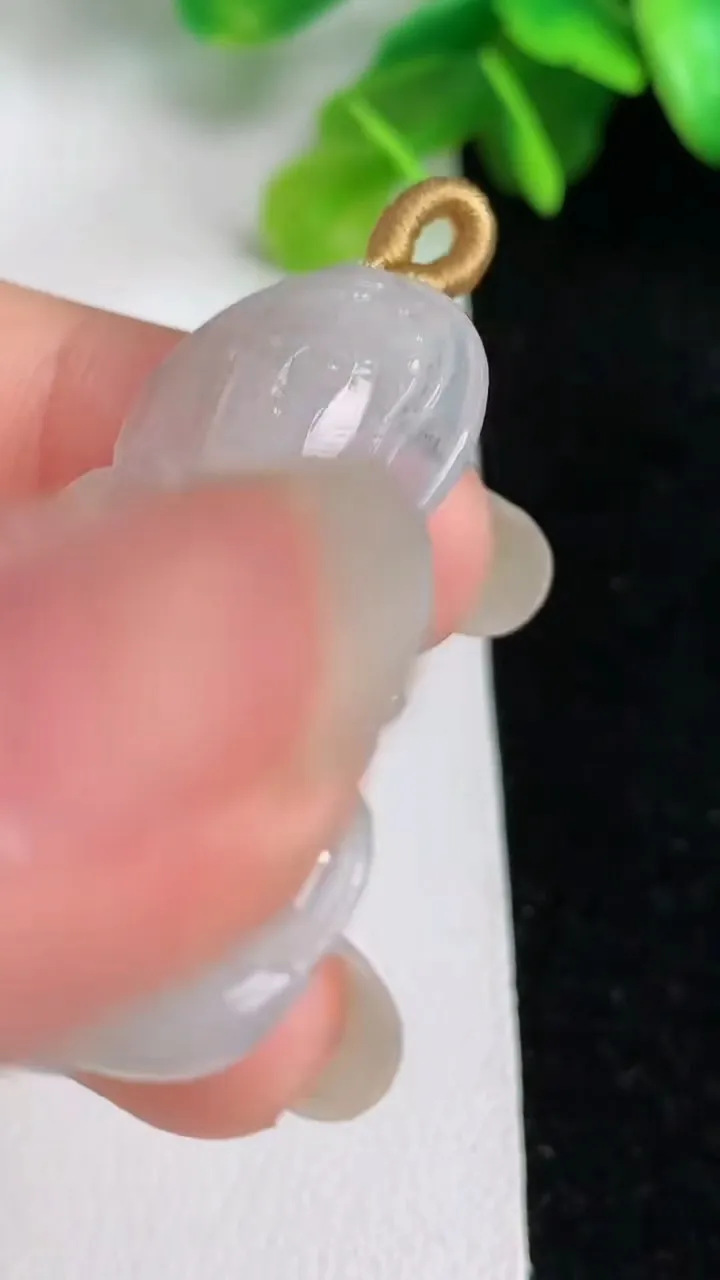 天然A货翡翠白冰观音菩萨吊坠，尺寸40.6-25.7-4，重量:6.96g
5月31日