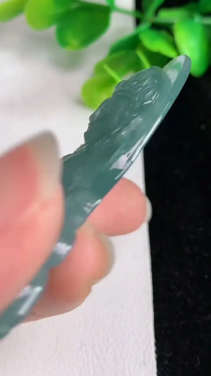 天然A货翡翠蓝水双彩观音菩萨吊坠，尺寸 66-34.7-7.6，重:23.85g
5月31日