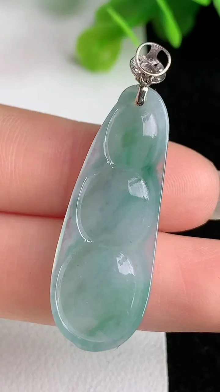 天然A货翡翠福豆吊坠，尺寸36-13.2-6，重量:5.12g
5月31日