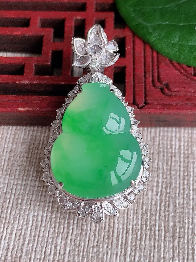 天然A货翡翠18K金伴飘绿葫芦吊坠尺寸37.2×20.2×12.5裸石20.2×16m量9.00g 