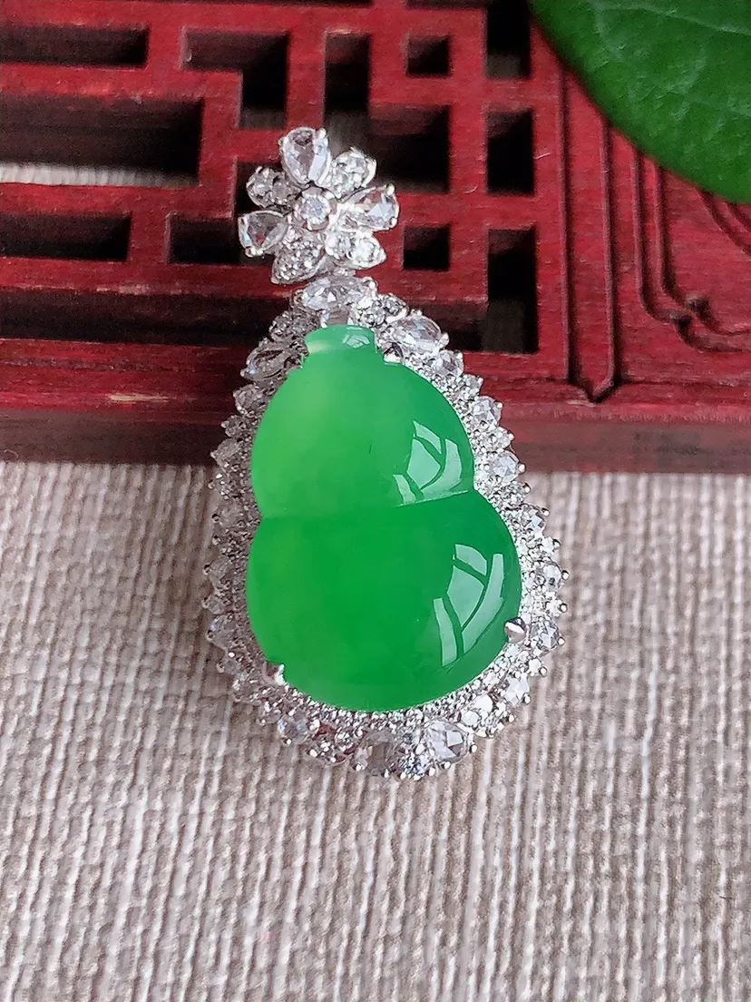 天然A货翡翠18K金伴阳绿葫芦吊坠尺寸30.7×17×11裸石17×12m量5.26g 0530