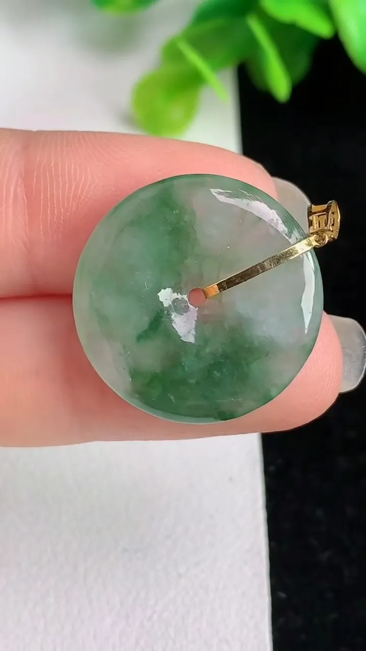 天然A货翡翠平安扣吊坠，尺寸21.4-3.3，重量:3.26g
5月31日