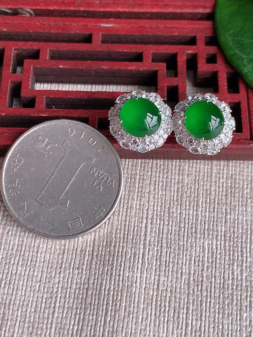 天然A货翡翠18K金伴钻镶嵌满绿蛋面耳钉 尺寸7.7×7.3mm 重量4.38g 0530