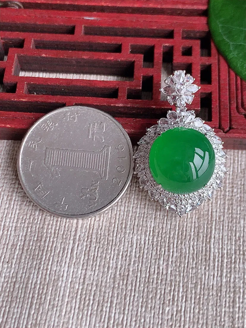 天然A货翡翠18K金伴阳绿蛋面吊坠尺寸31×20×14裸石13.3×13m量7.00g 0530
