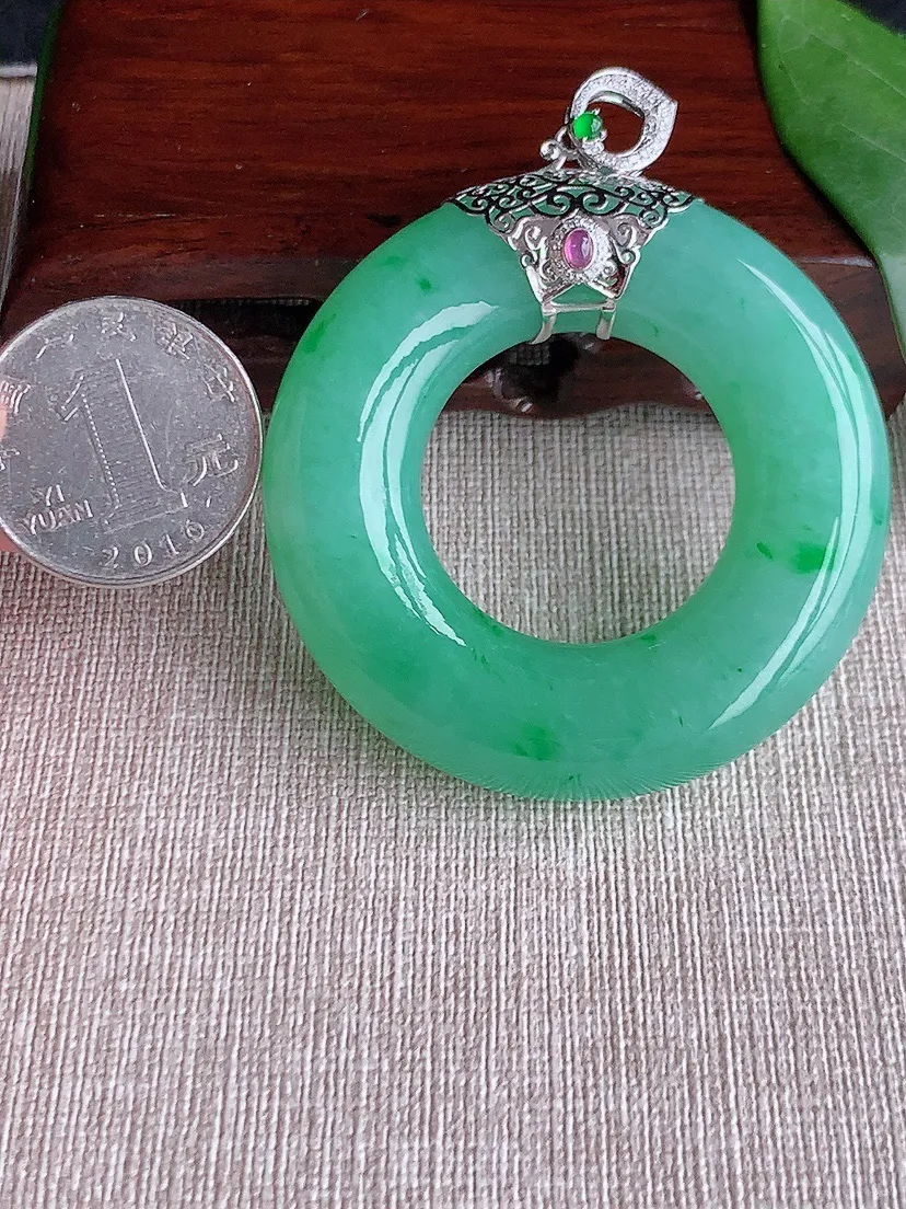 天然A货翡翠18K金伴满绿平安环吊坠尺寸53×12.4m量59.42g 0530