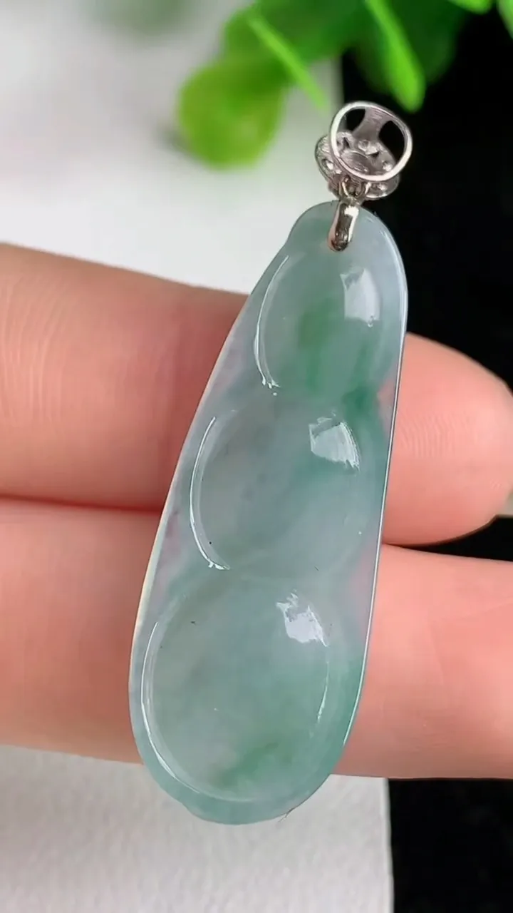 天然A货翡翠福豆吊坠，尺寸36-13.2-6，重量:5.12g
5月31日