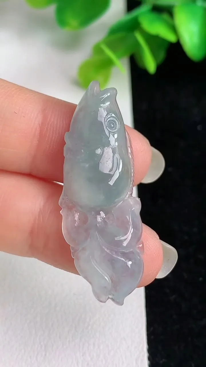 天然A货翡翠年年有余吊坠，尺寸39.2-14-6.6，重量:4.80g
5月31日