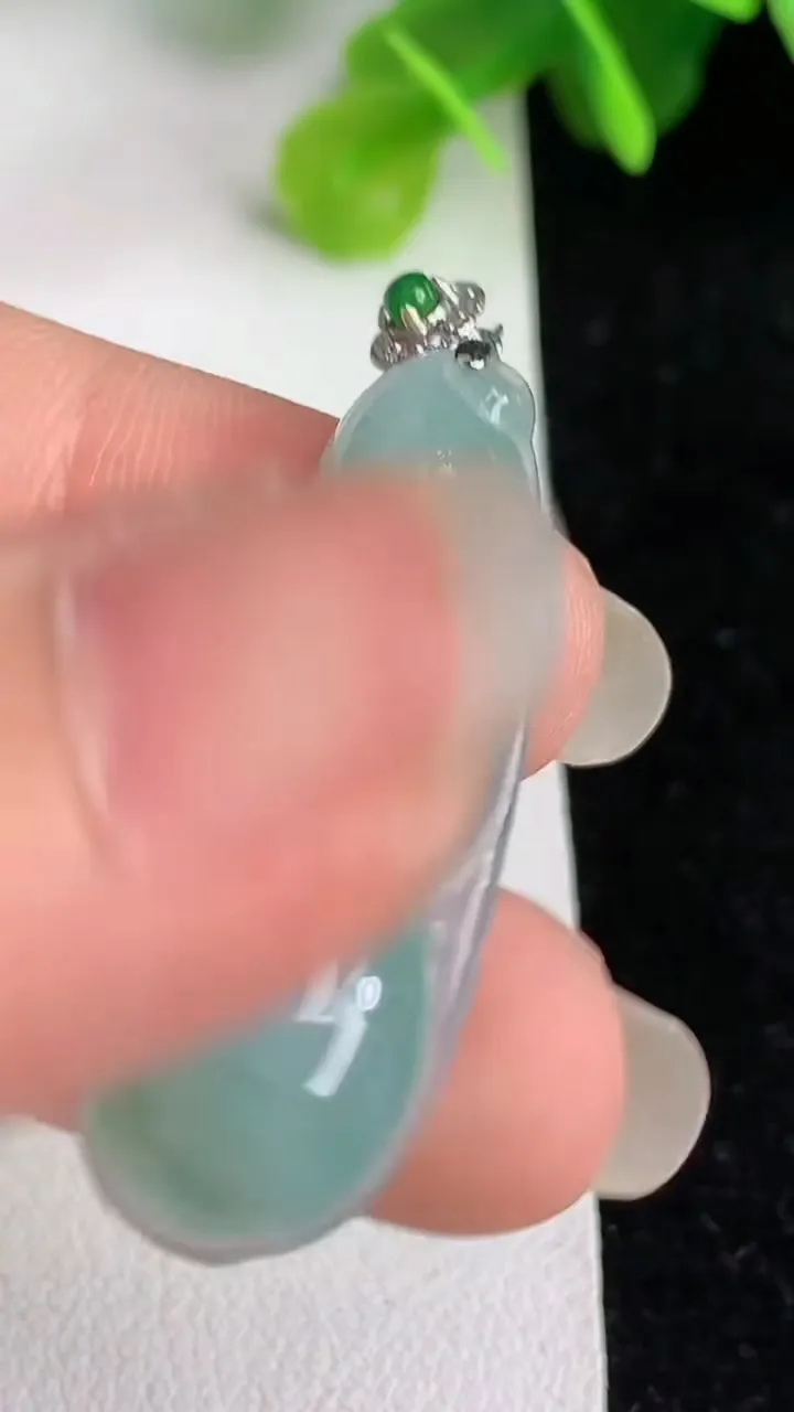 天然A货翡翠福豆吊坠，尺寸36-13.2-6，重量:5.12g
5月31日