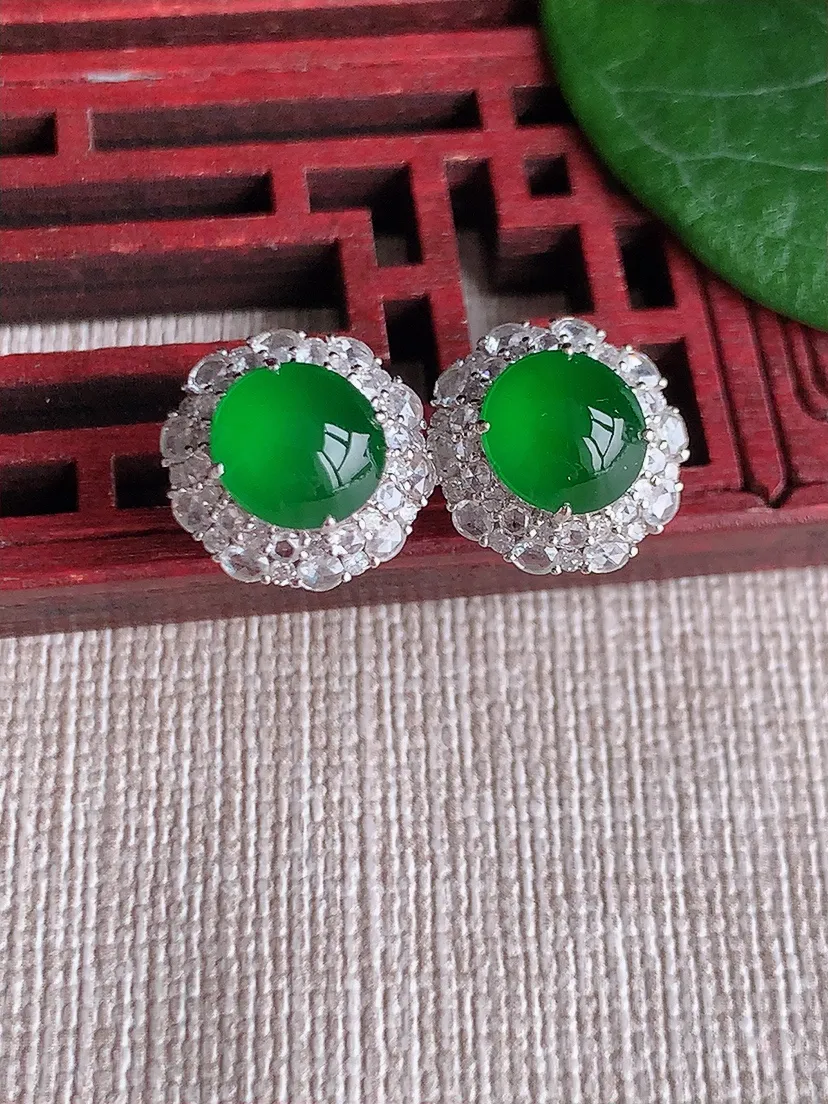 天然A货翡翠18K金伴钻镶嵌满绿蛋面耳钉 尺寸7.7×7.3mm 重量4.38g 0530
