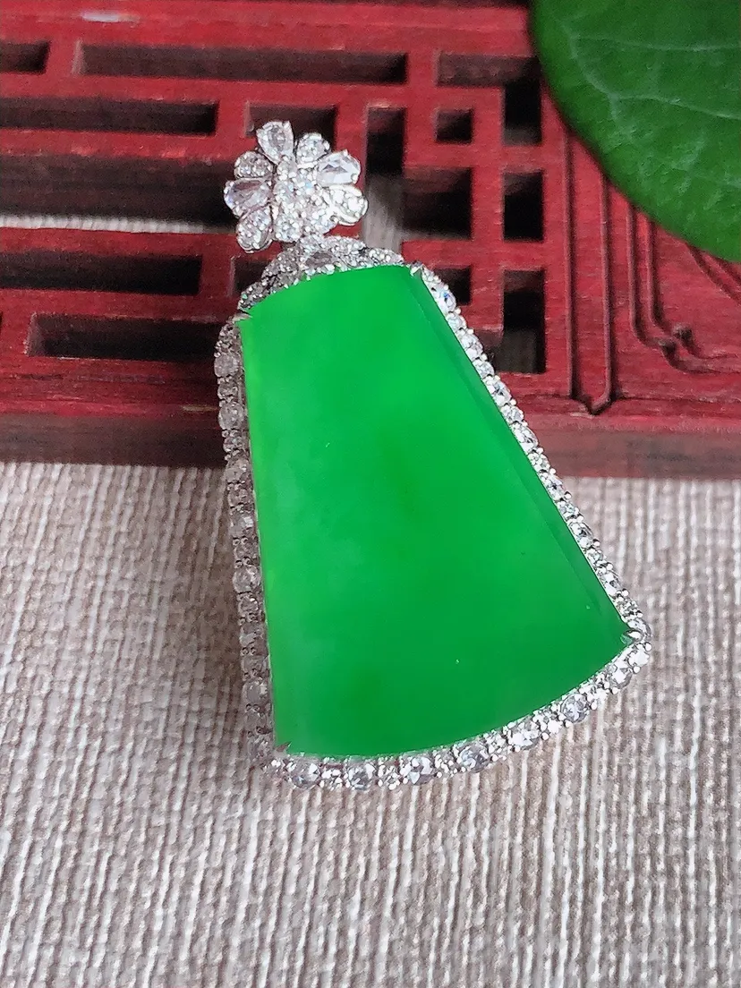 天然A货翡翠18K金伴满绿无事牌吊坠尺寸37×22.2×10裸石25.2×19.6m量7.90g 0530