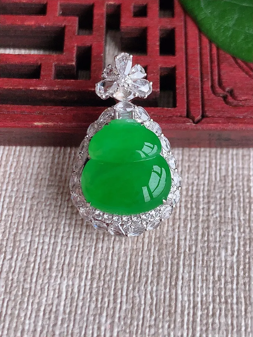 天然A货翡翠18K金伴阳绿葫芦吊坠尺寸25.7×15.6×10.3裸石12.6×12m量4.58g 0530