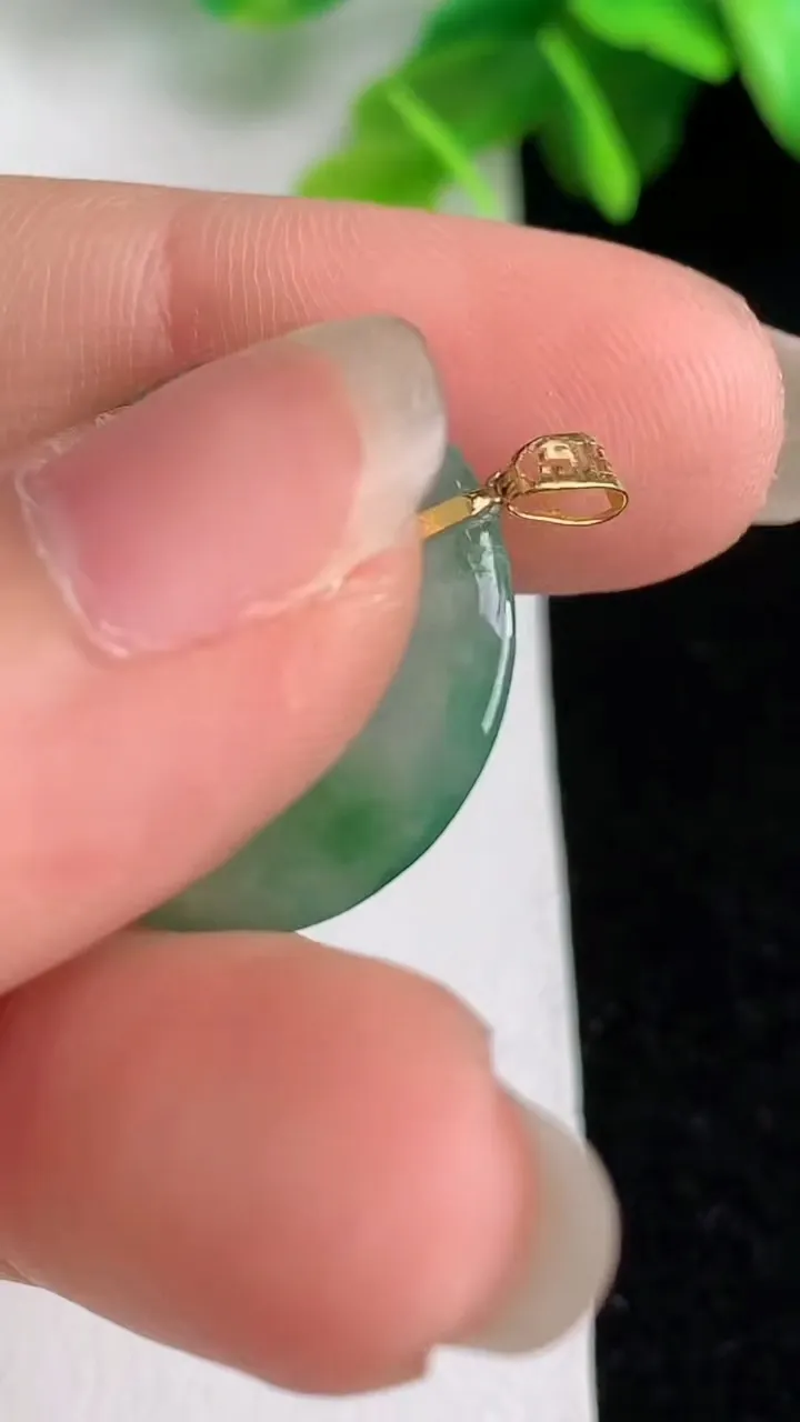 天然A货翡翠平安扣吊坠，尺寸21.4-3.3，重量:3.26g
5月31日