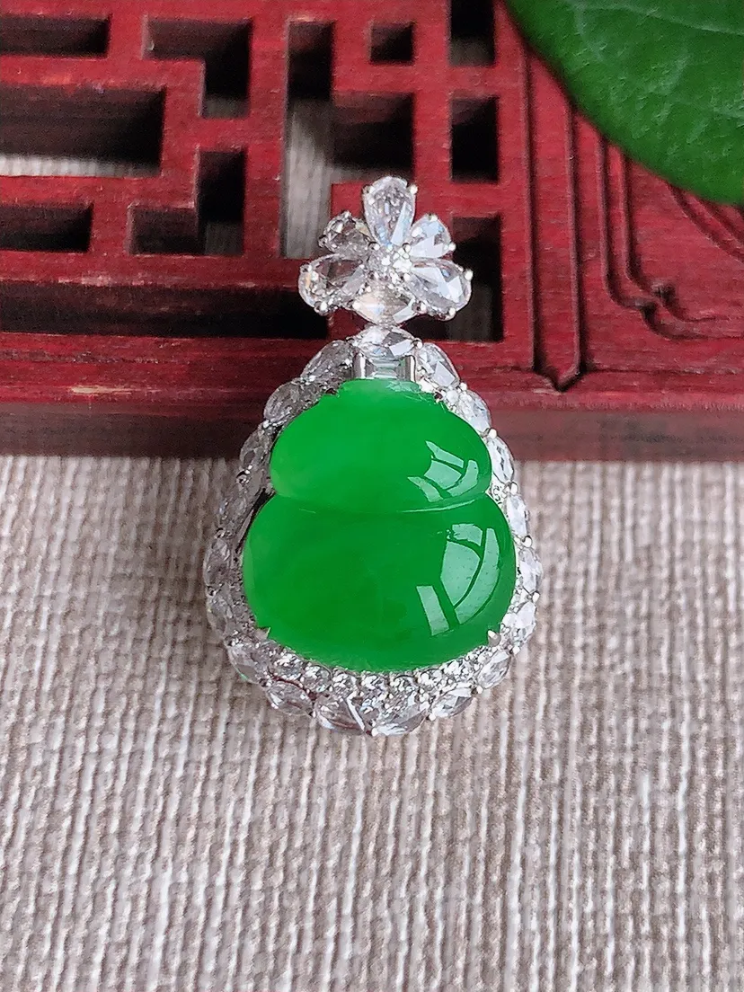 天然A货翡翠18K金伴阳绿葫芦吊坠尺寸25.7×15.6×10.3裸石12.6×12m量4.58g 