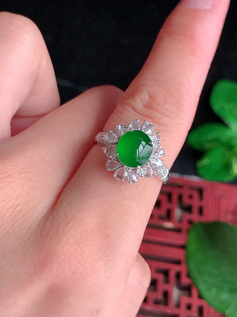 天然A货翡翠18K金伴钻镶嵌满绿蛋面戒指 圈口17.4裸石尺寸7.3×6.7mm 重量4.04g 0530