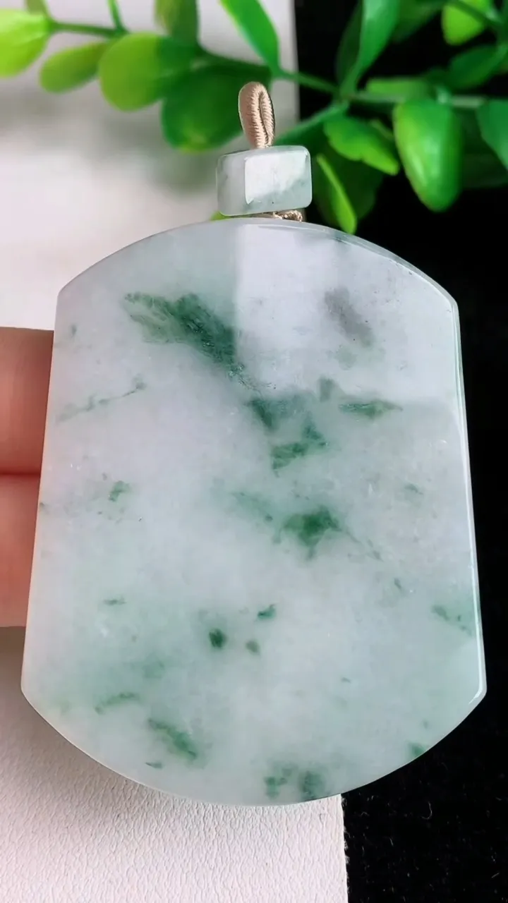 天然A货翡翠飘花无事牌吊坠，尺寸58.2-45.2-5.7，重量:47.00g
5月31日
