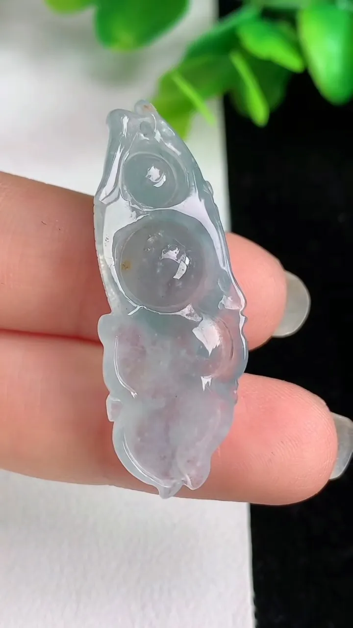 天然A货翡翠年年有余吊坠，尺寸39.2-14-6.6，重量:4.80g
5月31日