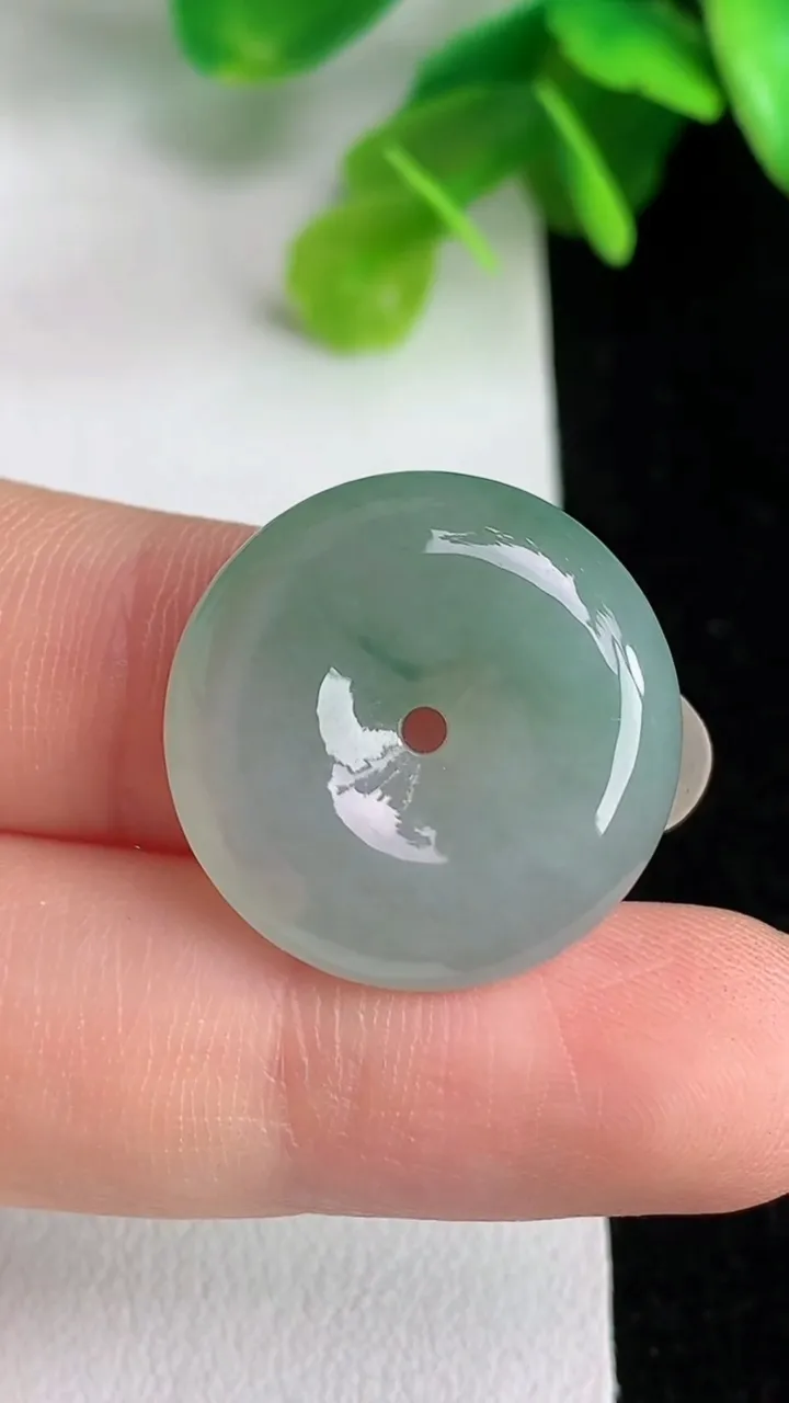 天然A货翡翠飘花平安扣吊坠，尺寸 22-5.9，重:5.38g
5月31日