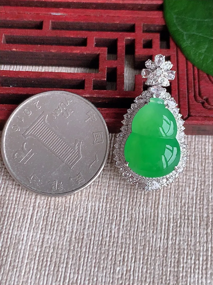 天然A货翡翠18K金伴阳绿葫芦吊坠尺寸30.7×17×11裸石17×12m量5.26g 0530