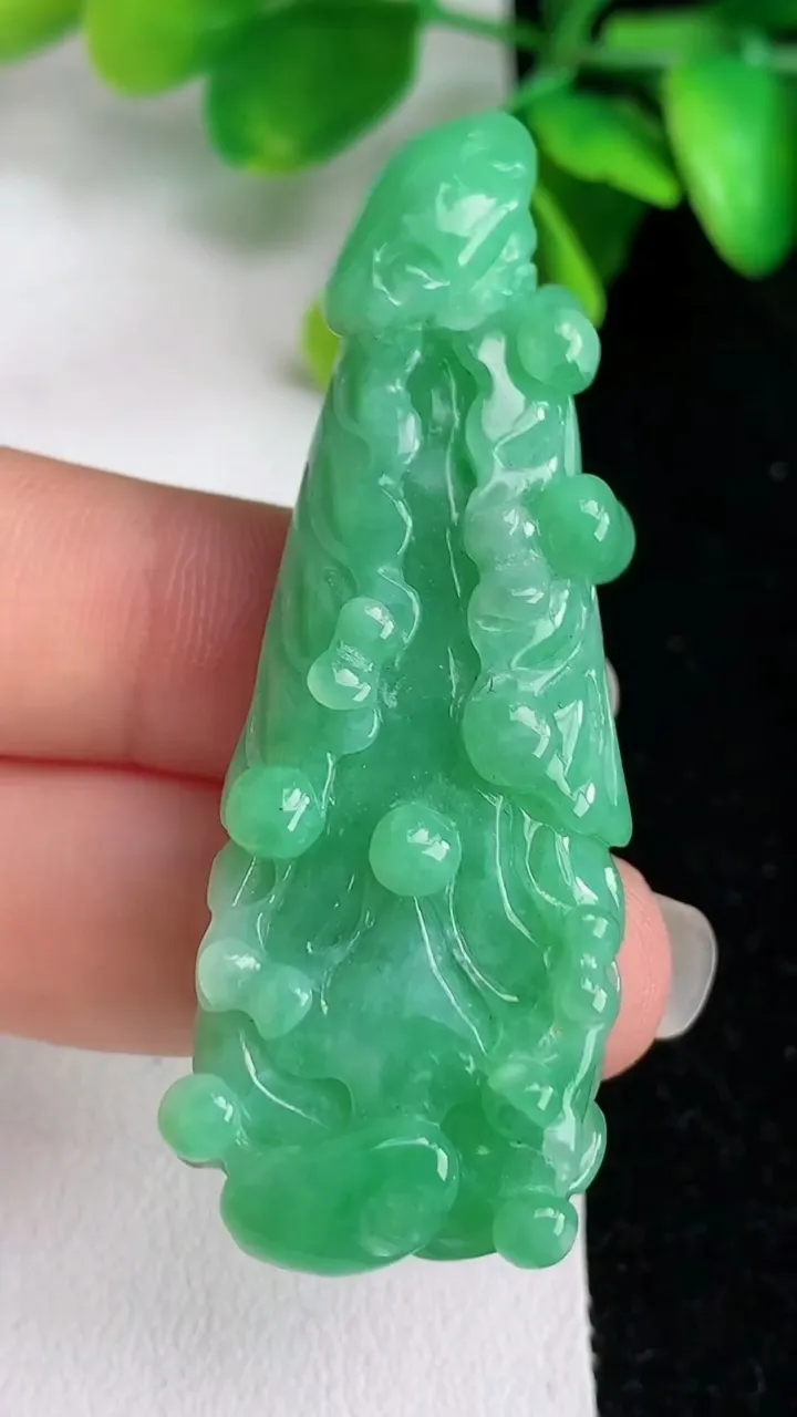 天然A货翡翠白菜吊坠，尺寸 55.4-19.7-11，重:20.12g
5月31日