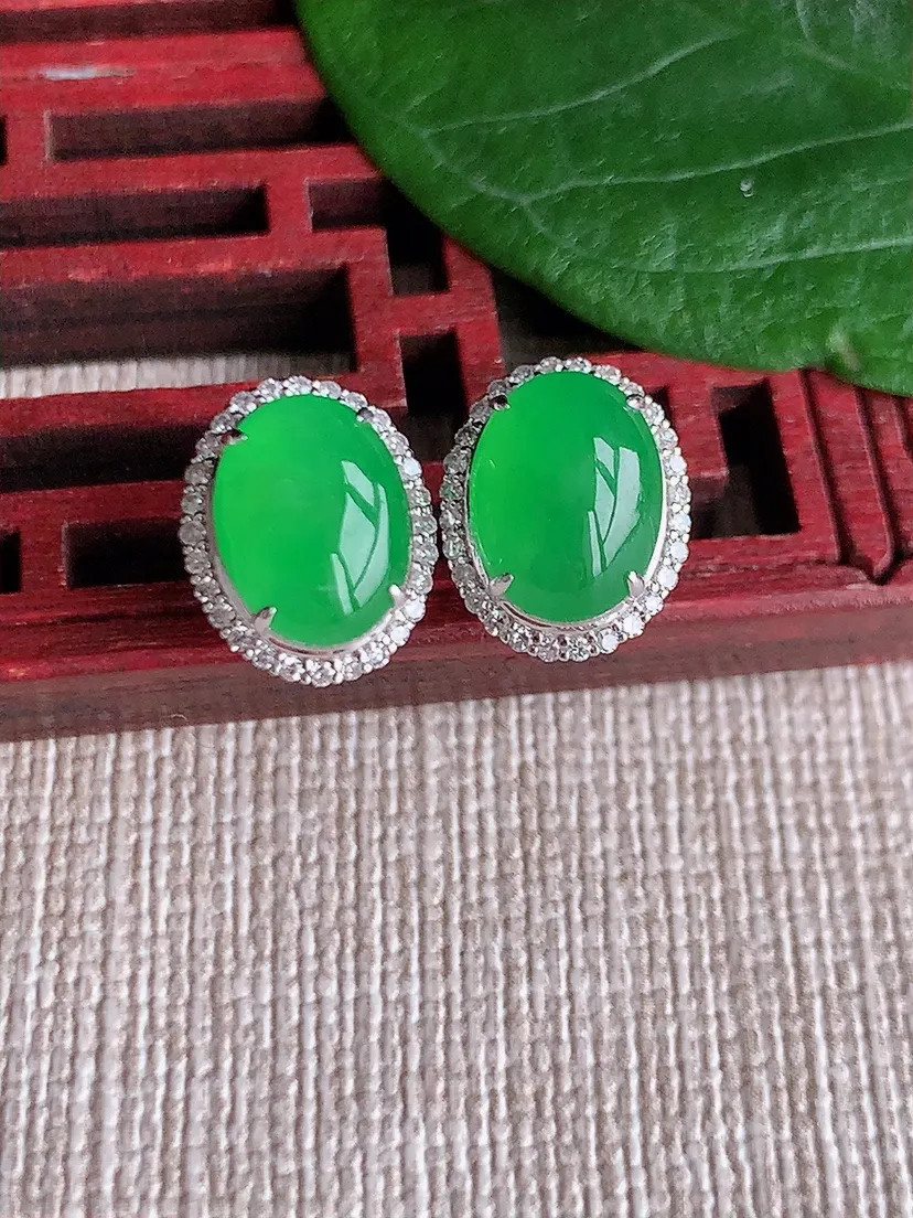 天然A货翡翠18K金伴钻镶嵌满绿蛋面耳钉 尺寸9.6×7mm 重量2.58g 0530