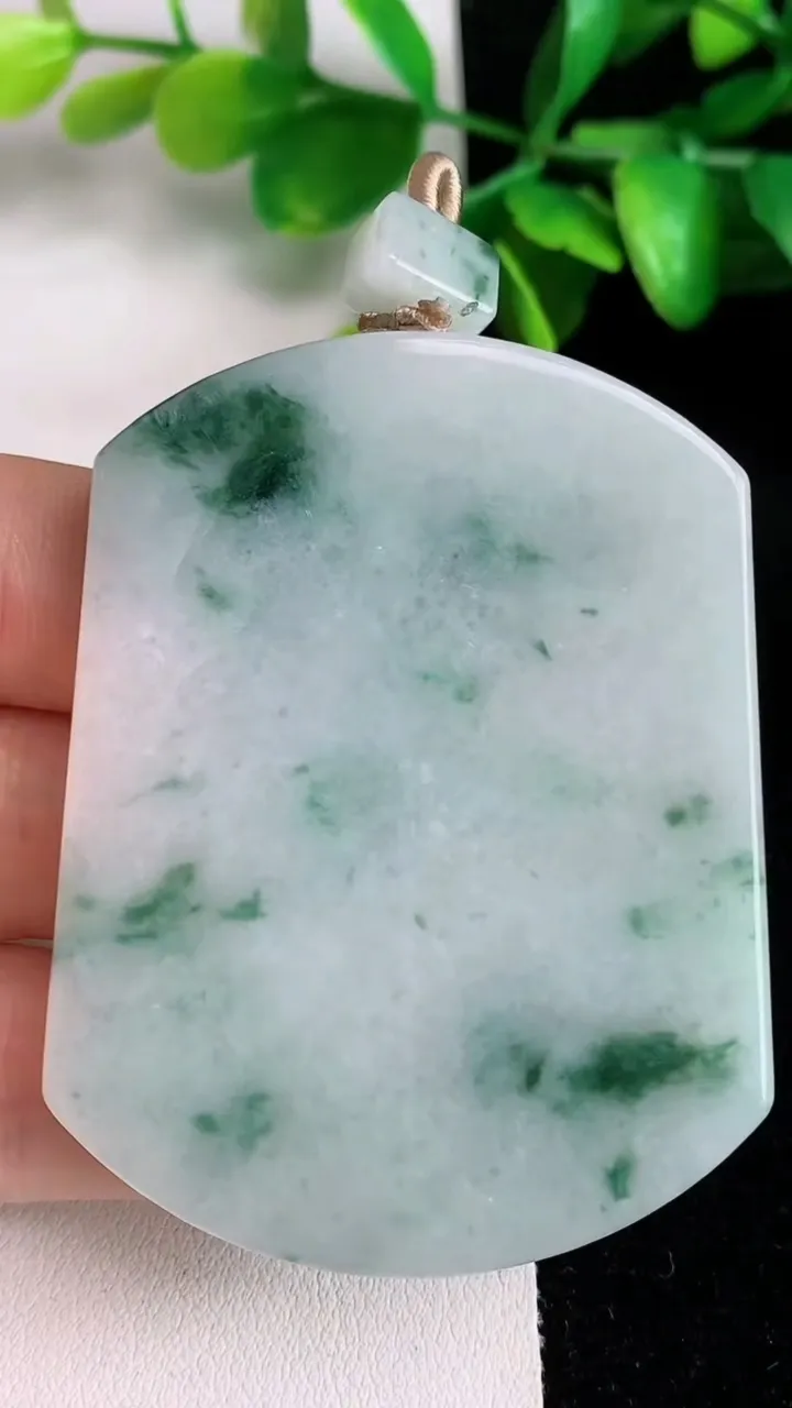 天然A货翡翠飘花无事牌吊坠，尺寸58.2-45.2-5.7，重量:47.00g
5月31日
