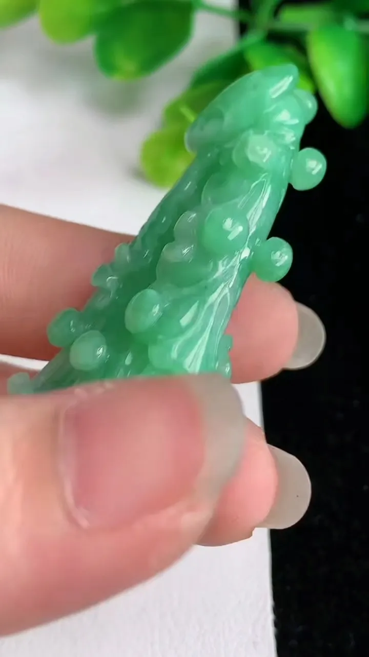 天然A货翡翠白菜吊坠，尺寸 55.4-19.7-11，重:20.12g
5月31日