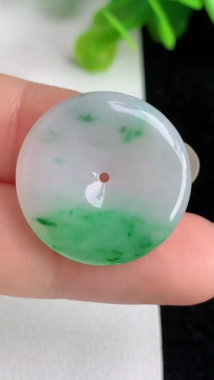 天然A货翡翠平安扣吊坠，尺寸23.2-3.4，重量:4.40g
5月31日