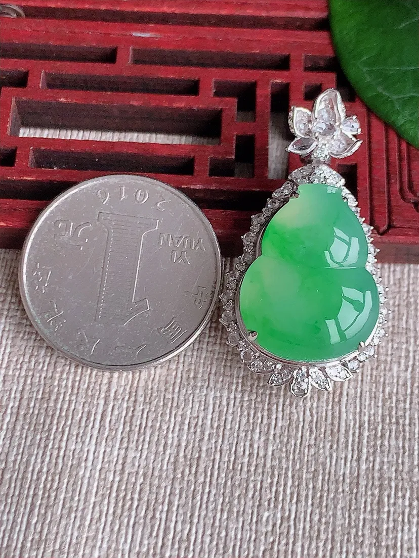 天然A货翡翠18K金伴飘绿葫芦吊坠尺寸37.2×20.2×12.5裸石20.2×16m量9.00g 0530