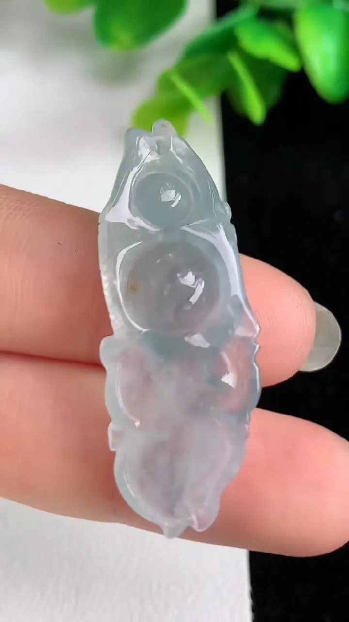 天然A货翡翠年年有余吊坠，尺寸39.2-14-6.6，重量:4.80g
5月31日