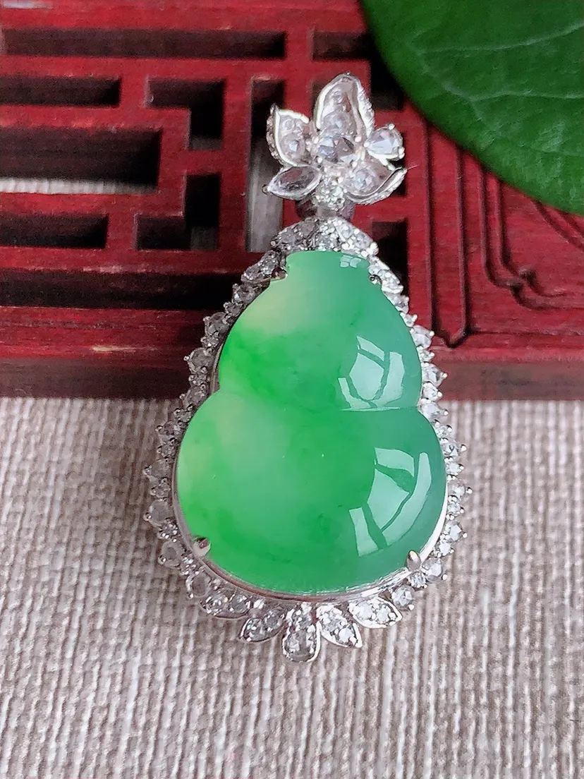 天然A货翡翠18K金伴飘绿葫芦吊坠尺寸37.2×20.2×12.5裸石20.2×16m量9.00g 0530